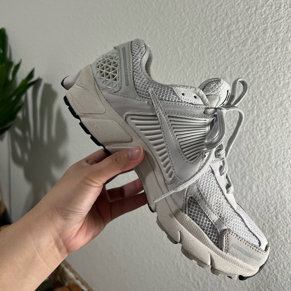 NIKE Zoom Vomero 5 Sneakers - Picture 4 of 12